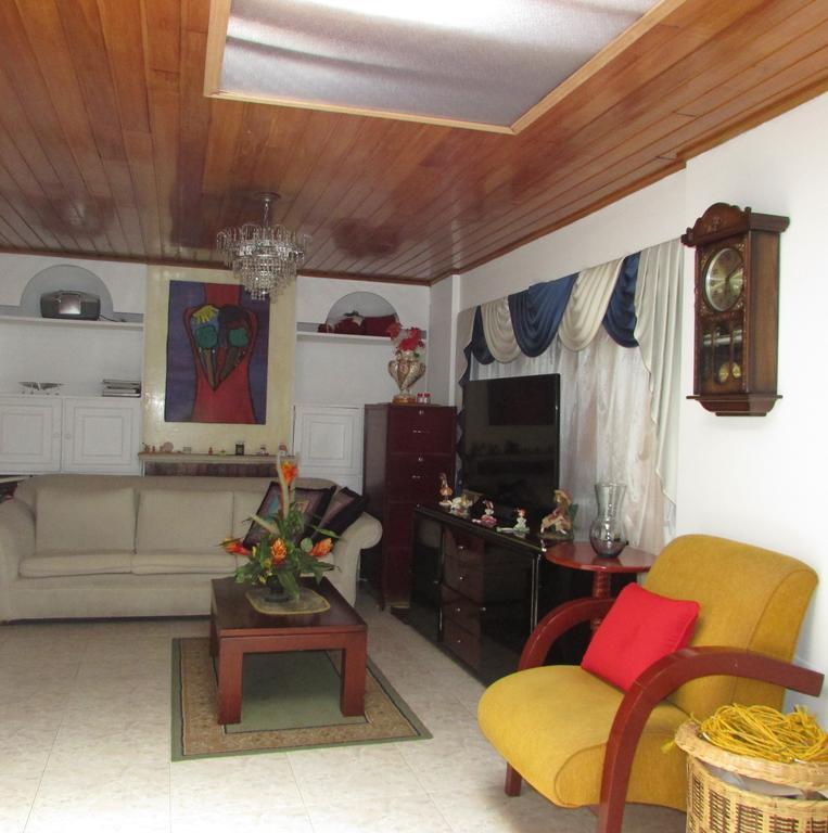 Casa De Huespedes Shalom Victoria Guest House Bogota Exterior photo